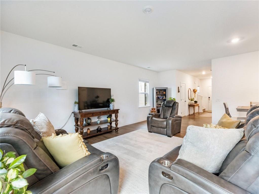 680 Groover St - Photo 4 of 45