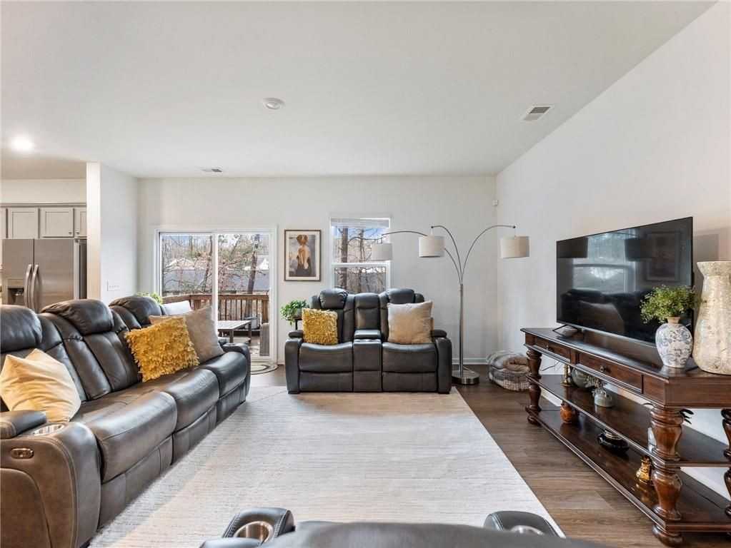 680 Groover St - Photo 5 of 45