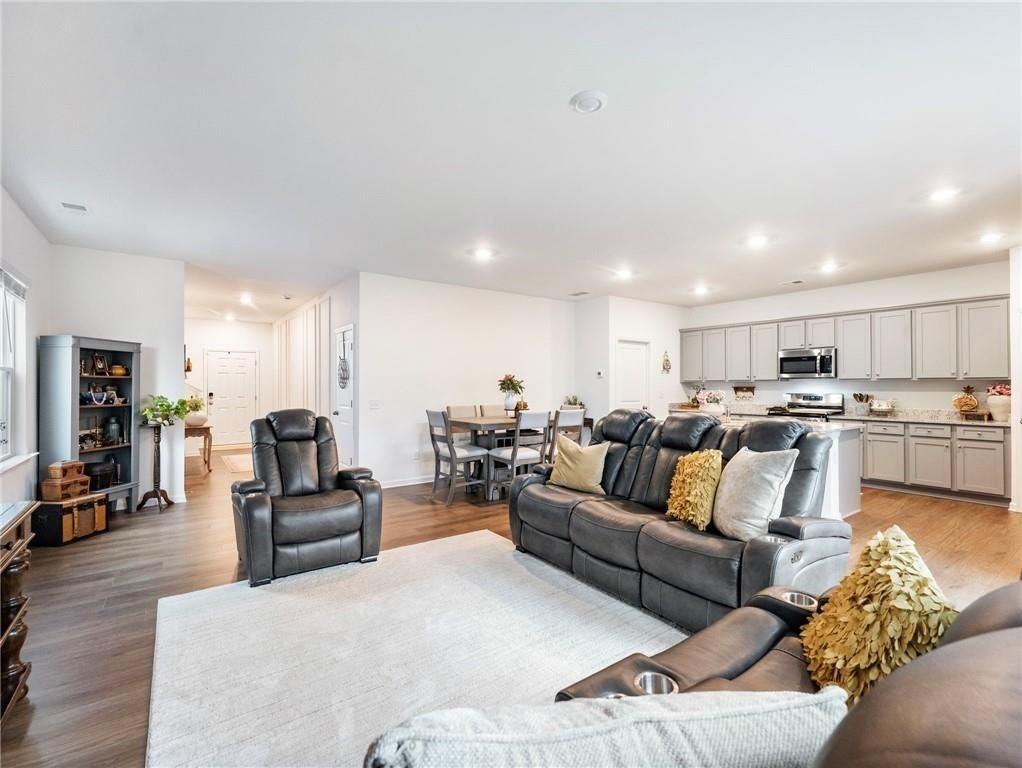 680 Groover St - Photo 6 of 45