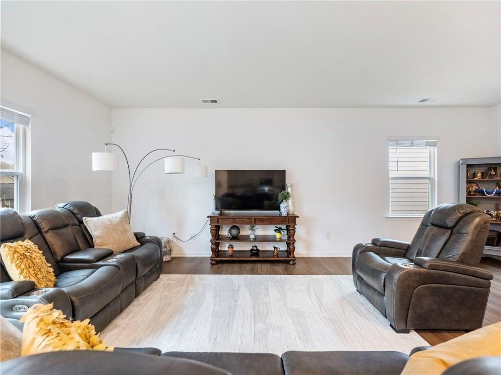 680 Groover St - Photo 7 of 45