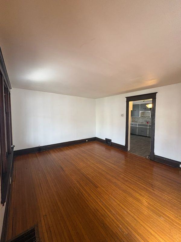 189 Westminster Ave - Photo 4 of 26