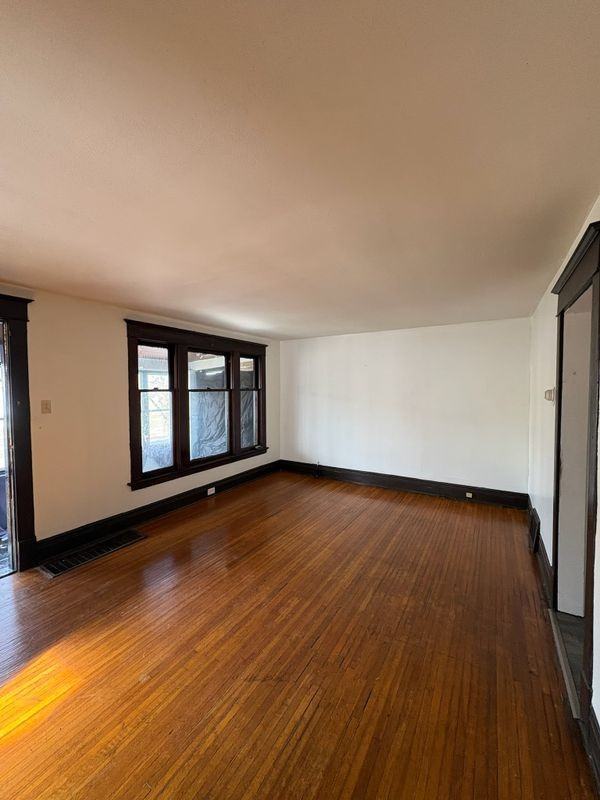 189 Westminster Ave - Photo 5 of 26