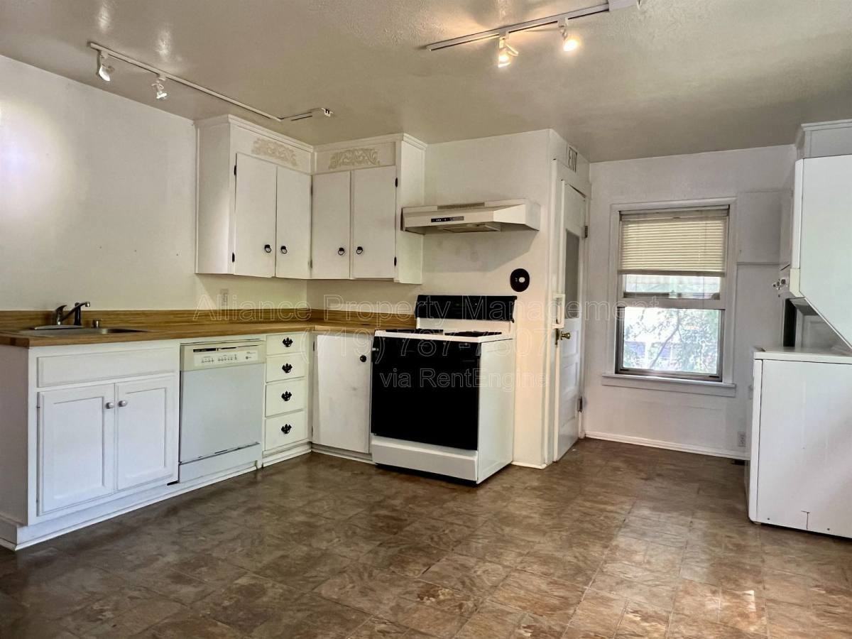 1804 Fenmoor Pl - Photo 2 of 10