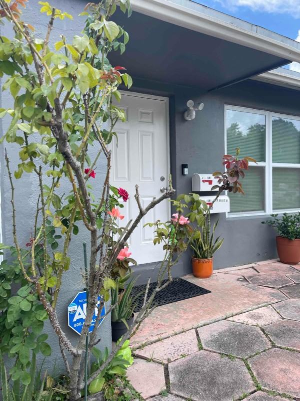 401 Sw 10th Ter - Photo 2 of 11