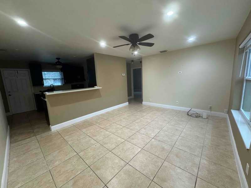 401 Sw 10th Ter - Photo 3 of 11