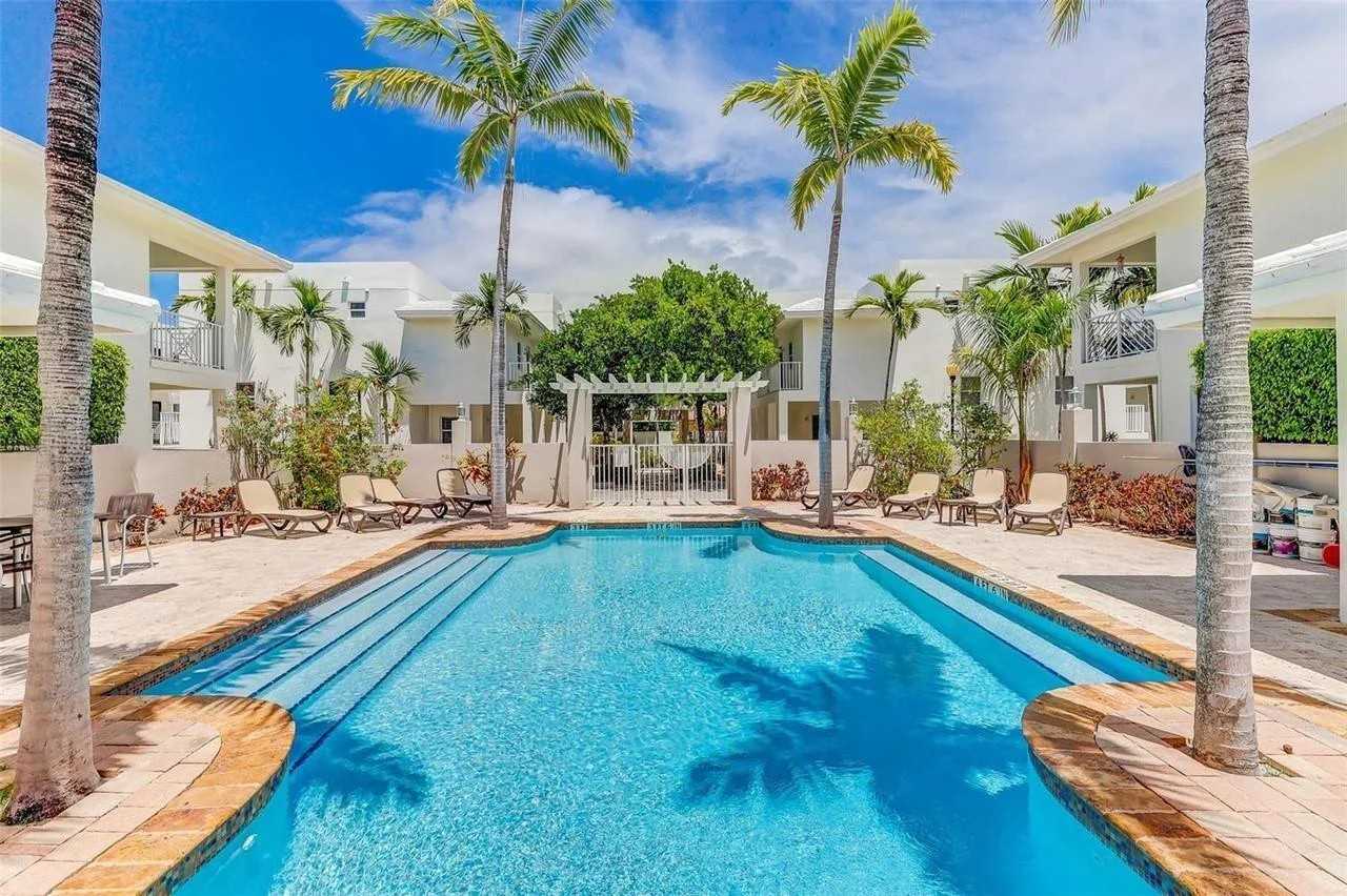 1045 Sw 9th Ct - Photo 2 of 27