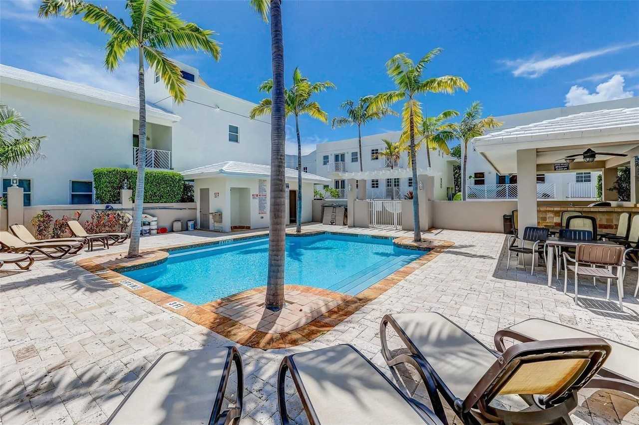 1045 Sw 9th Ct - Photo 3 of 27