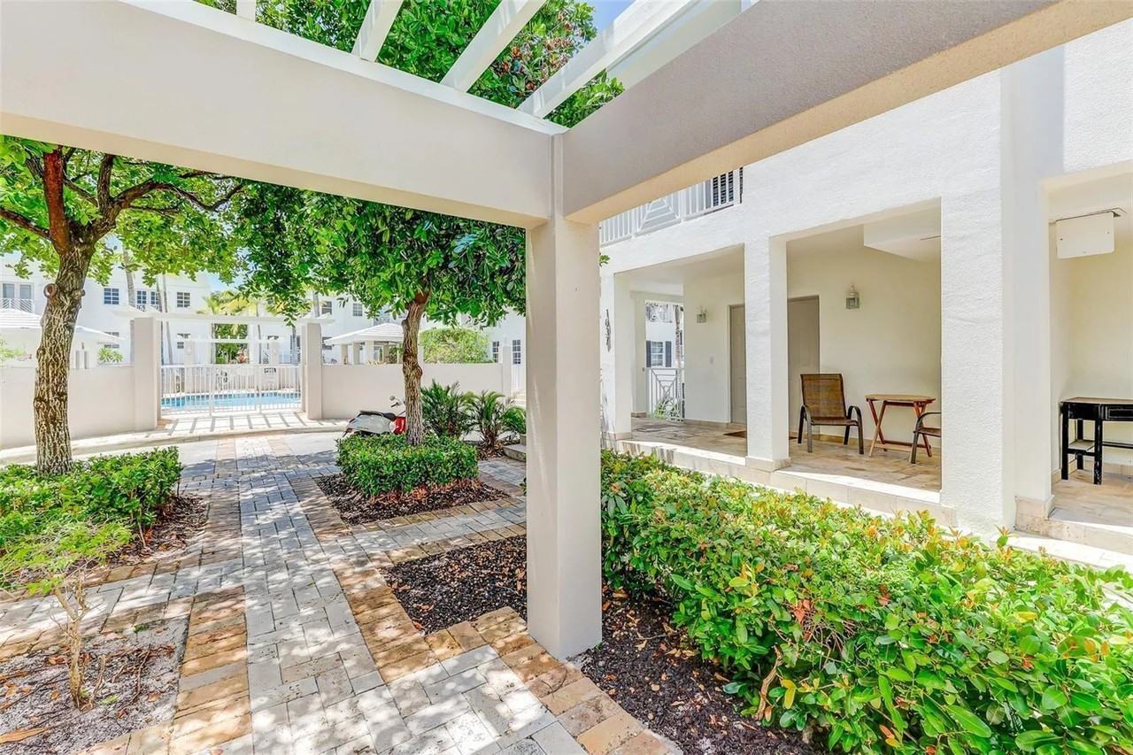 1045 Sw 9th Ct - Photo 4 of 27