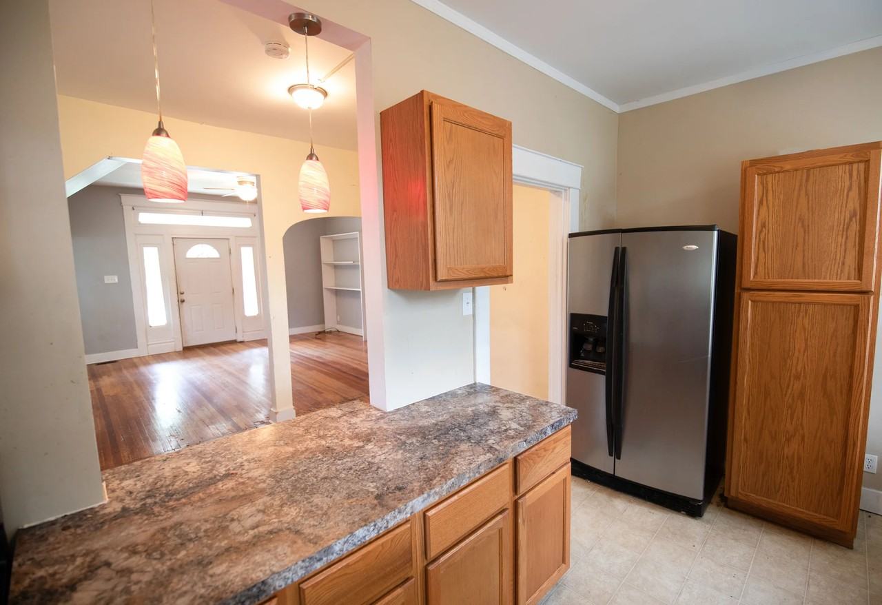 805 S Sprigg St - Photo 2 of 20