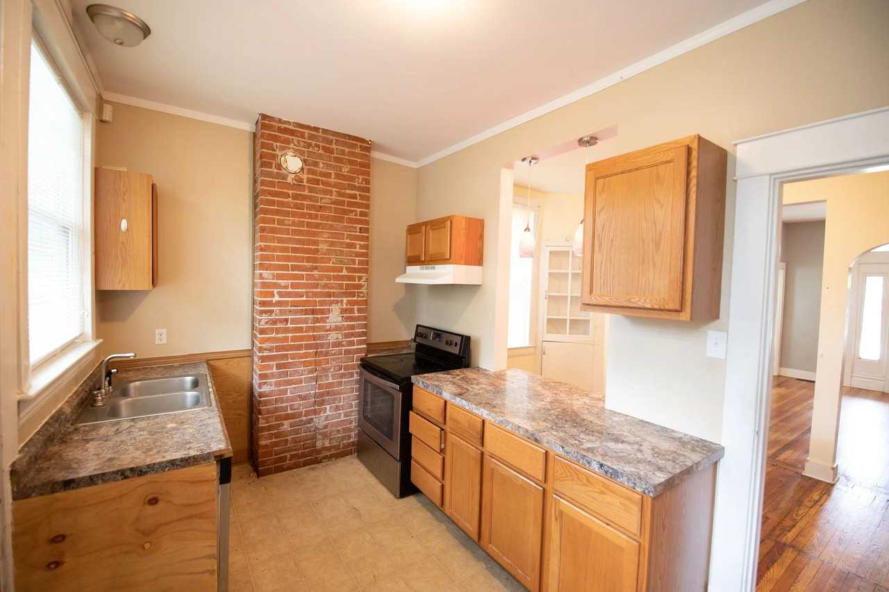 805 S Sprigg St - Photo 3 of 20