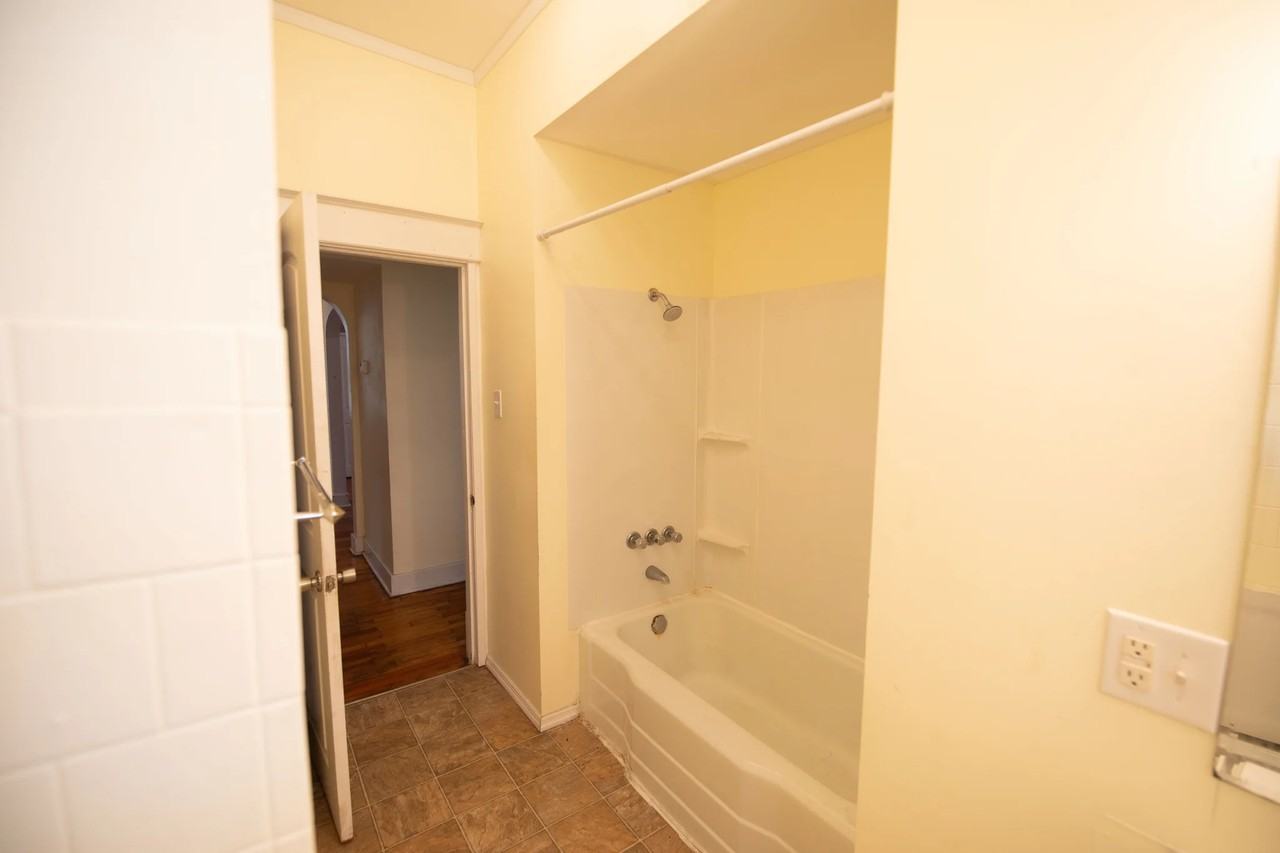 805 S Sprigg St - Photo 7 of 20