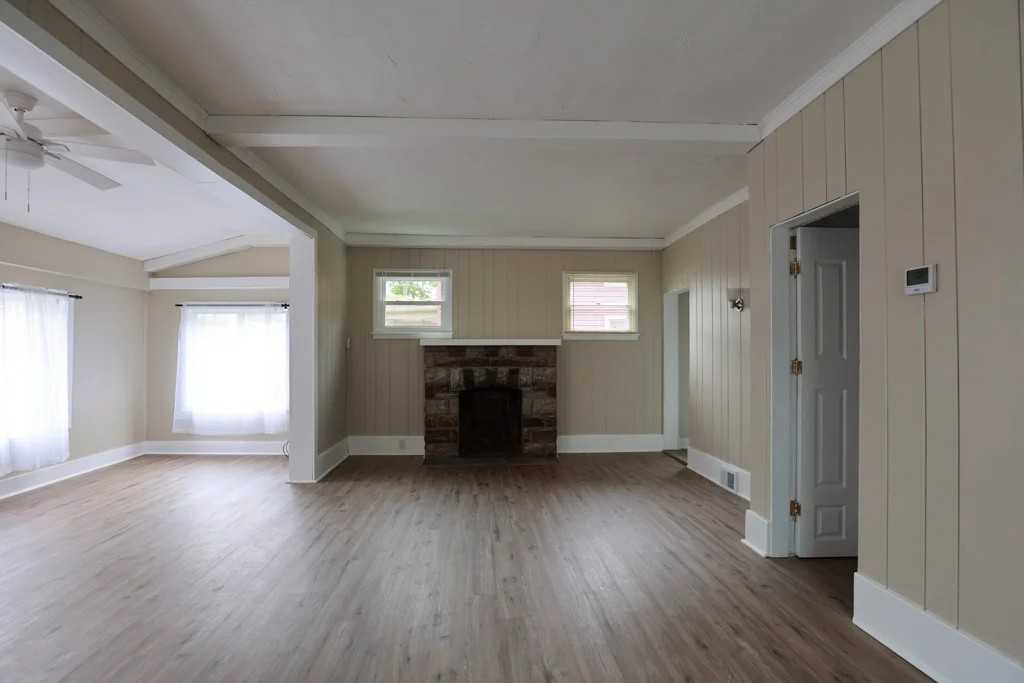 2714 Locust St - Photo 4 of 22