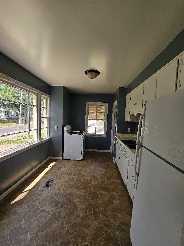 1830 S Kneer Ave - Photo 3 of 9