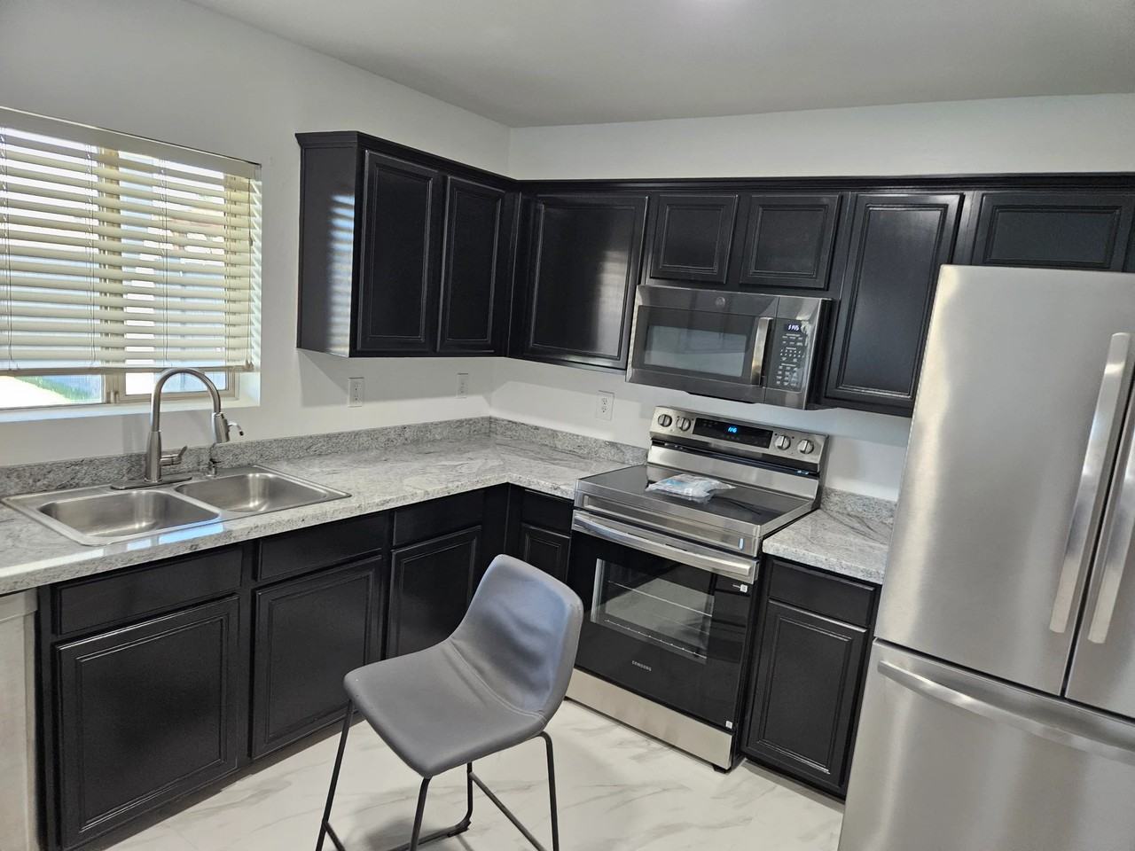 970 E. Christopher St - Photo 6 of 11