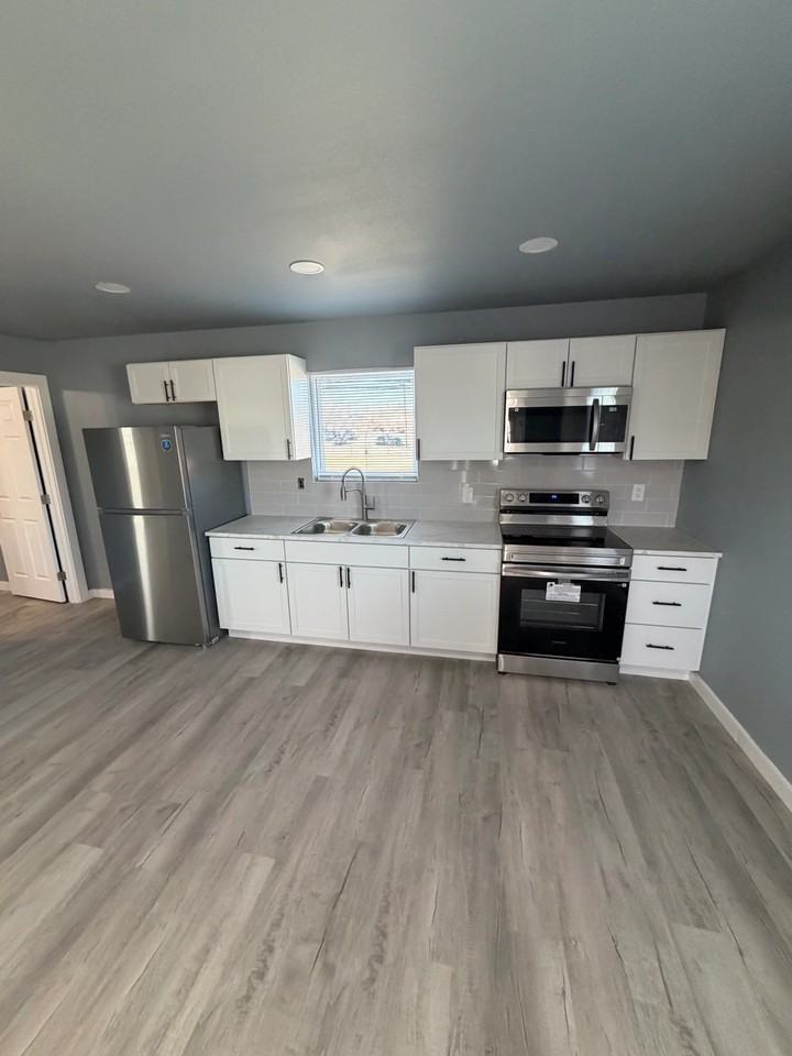 2311 E 2nd St #C - Photo 5 of 9