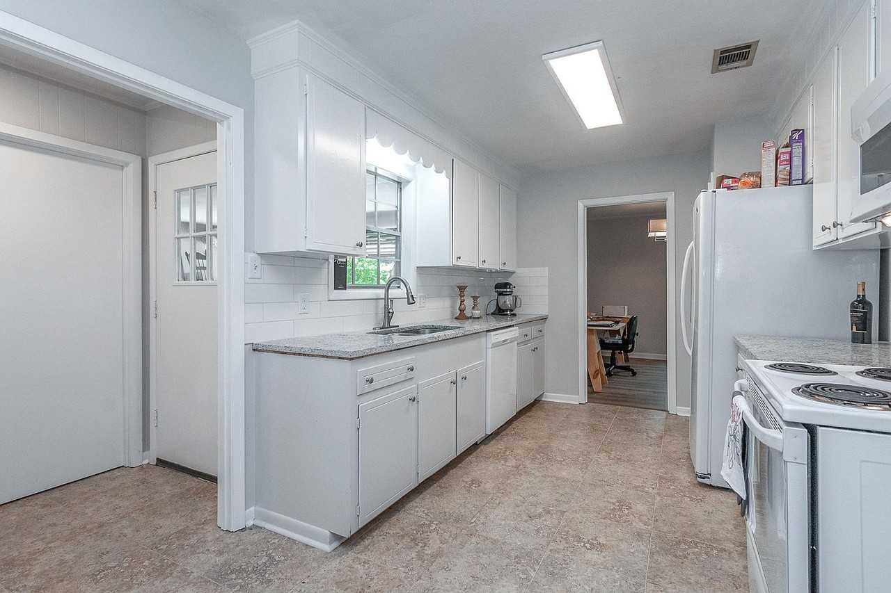 714 Huntindon Rd - Photo 3 of 14