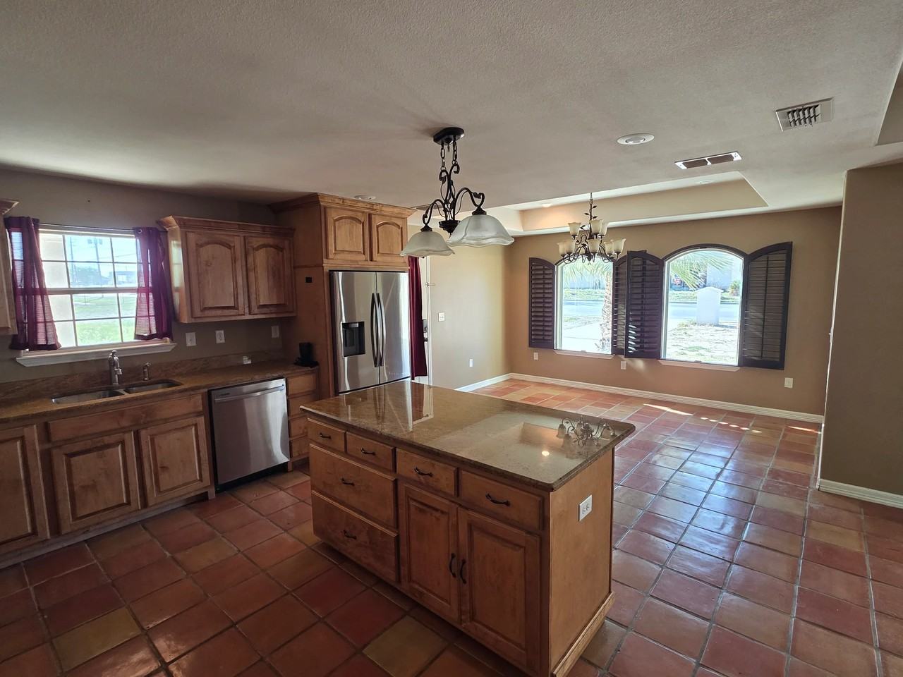 203 W Cantu Rd - Photo 3 of 22