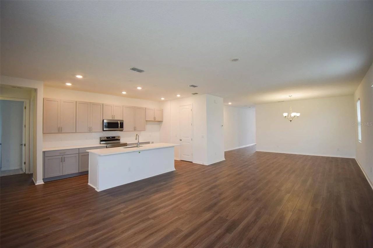 2370 Lancashire St - Photo 3 of 17