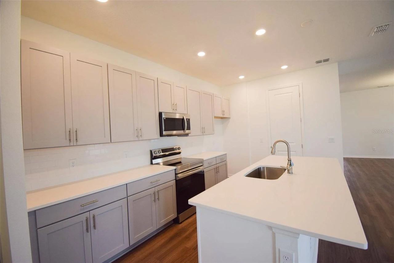 2370 Lancashire St - Photo 4 of 17