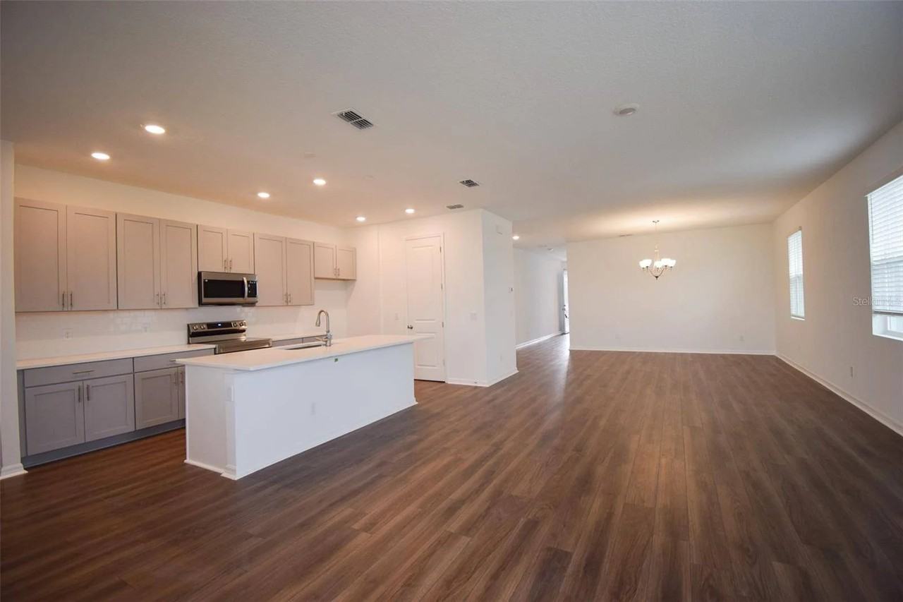 2370 Lancashire St - Photo 5 of 17