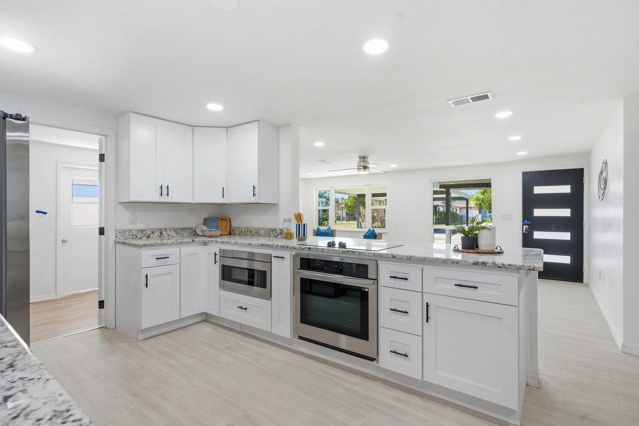 613 Highview Cir N - Photo 3 of 12