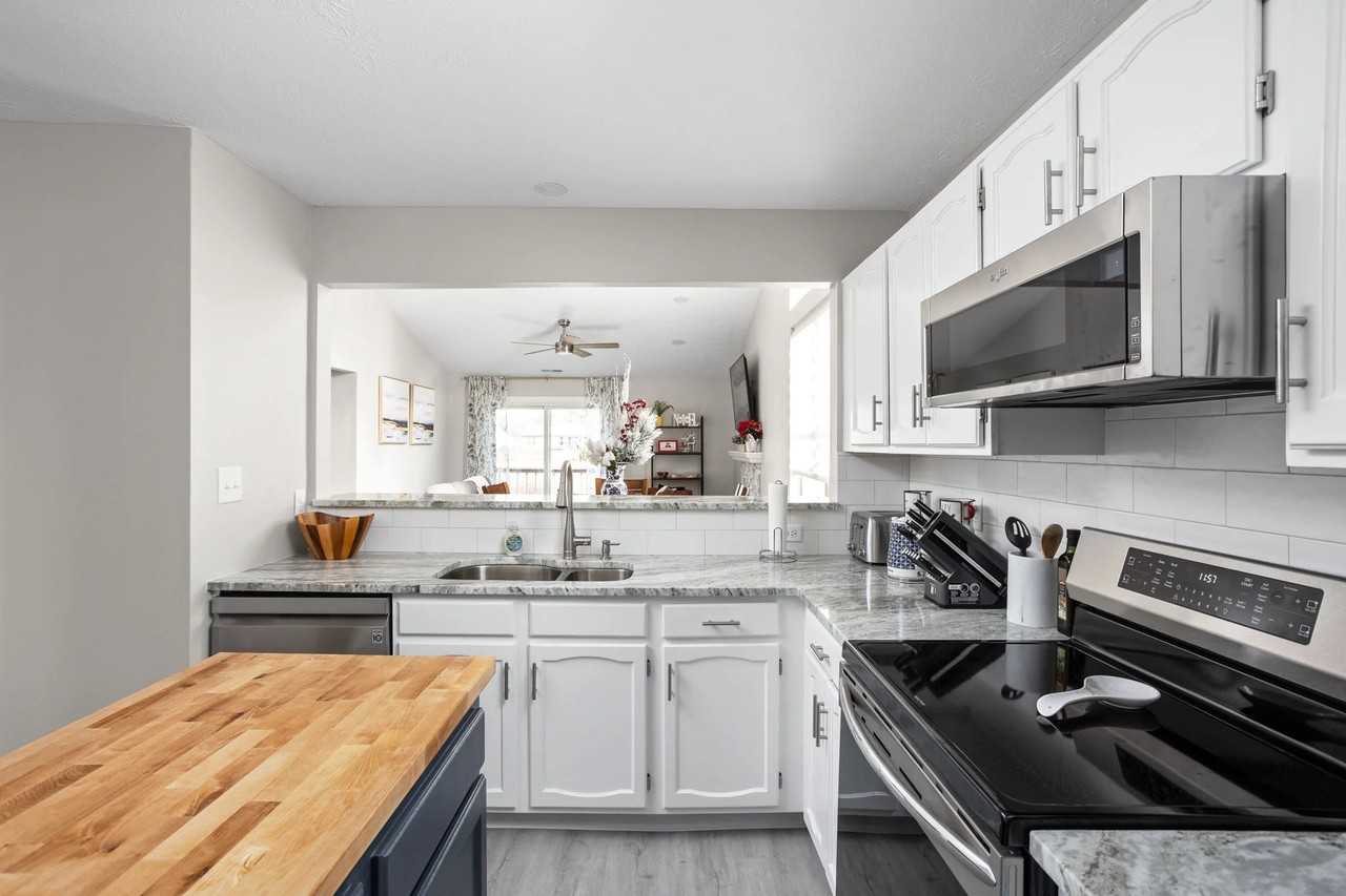 18447 Harvest Meadows Dr W - Photo 3 of 11