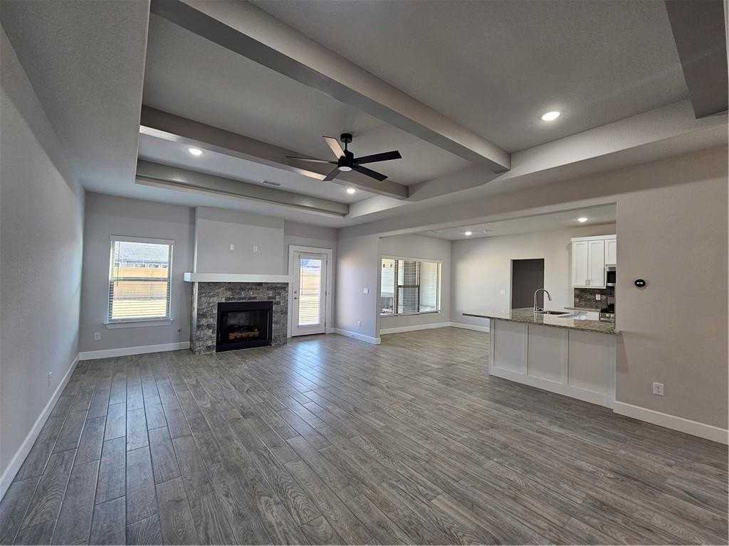 224 S Maroon Ave - Photo 4 of 31