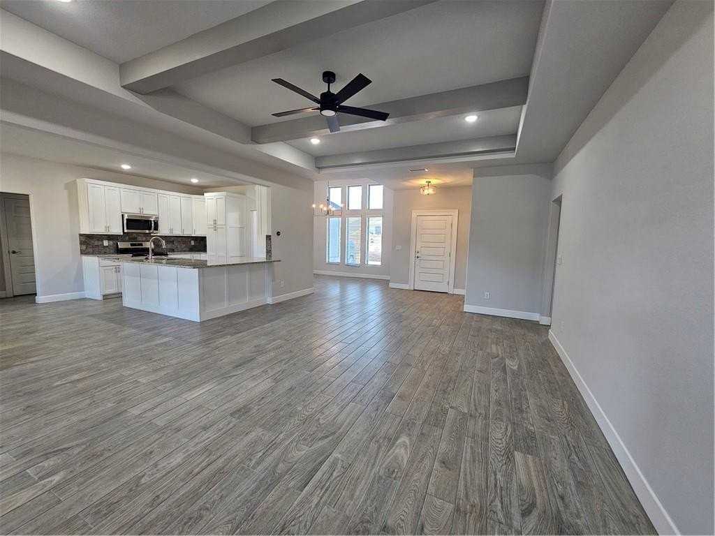 224 S Maroon Ave - Photo 6 of 31