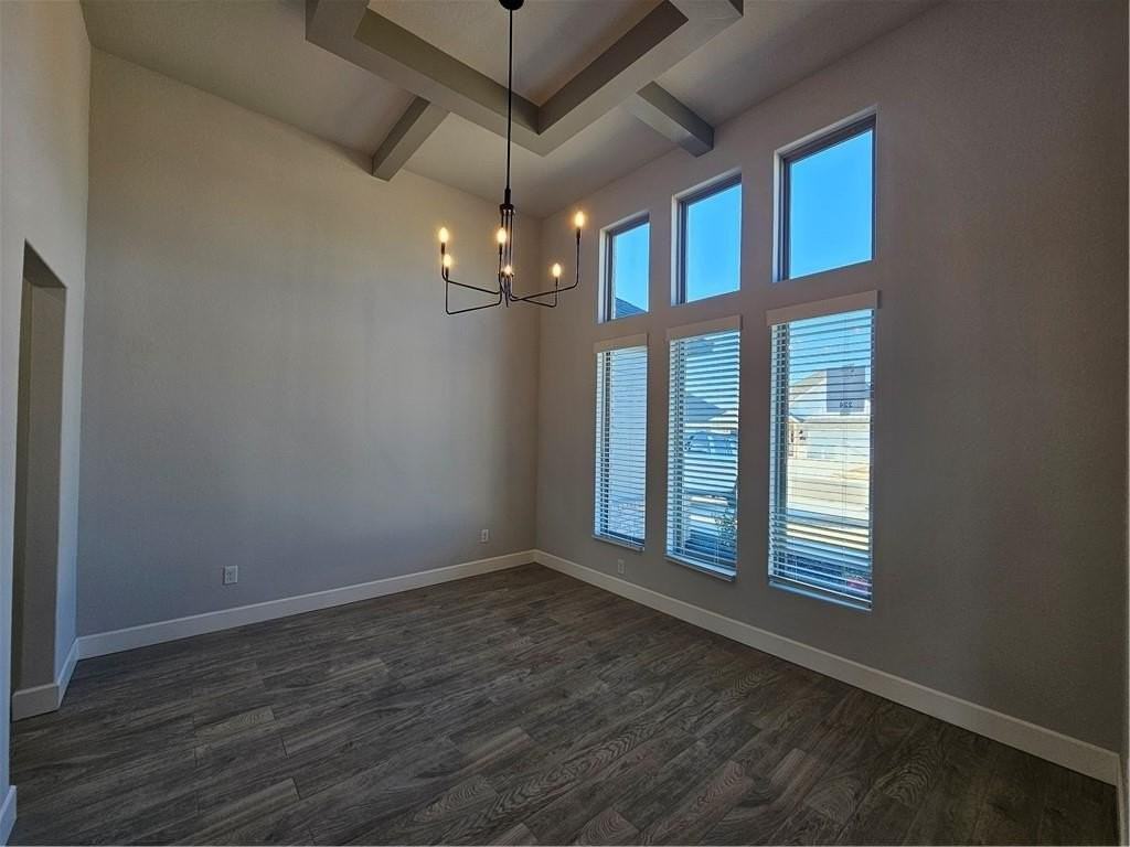 224 S Maroon Ave - Photo 7 of 31