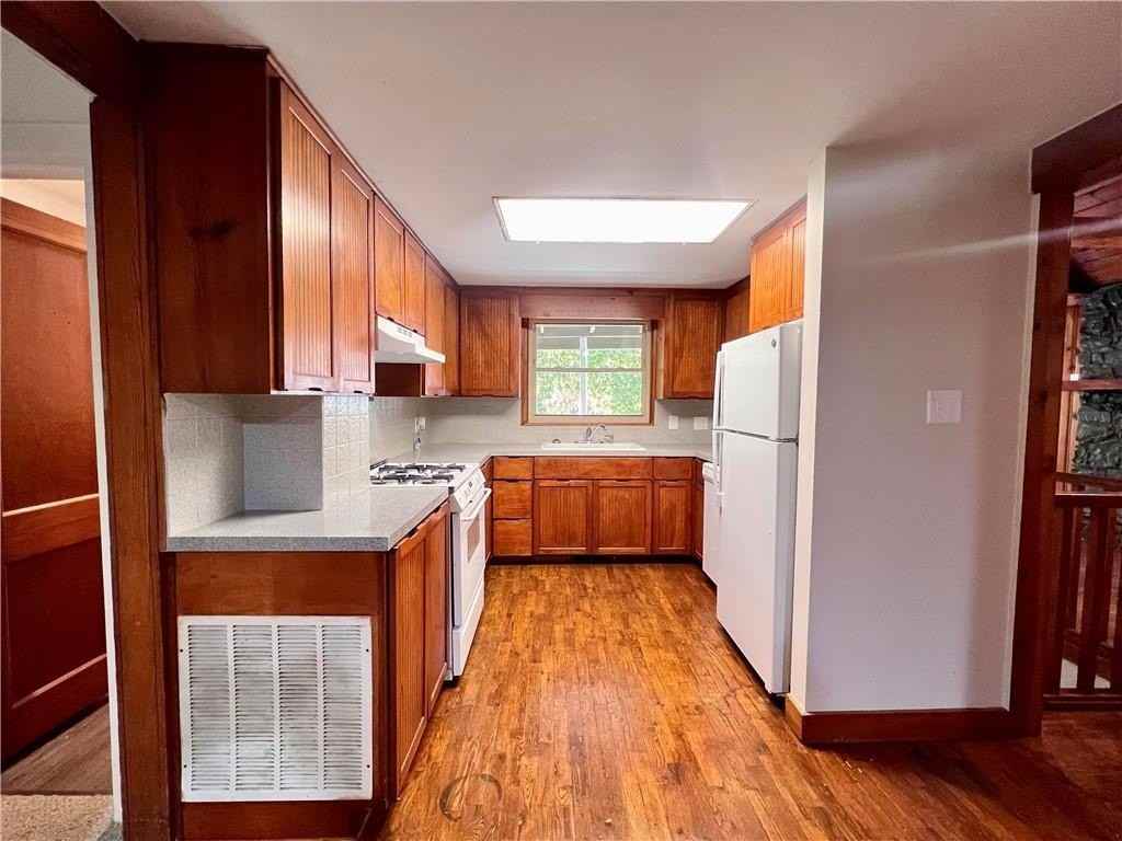 872 Butterfield Ave - Photo 4 of 10