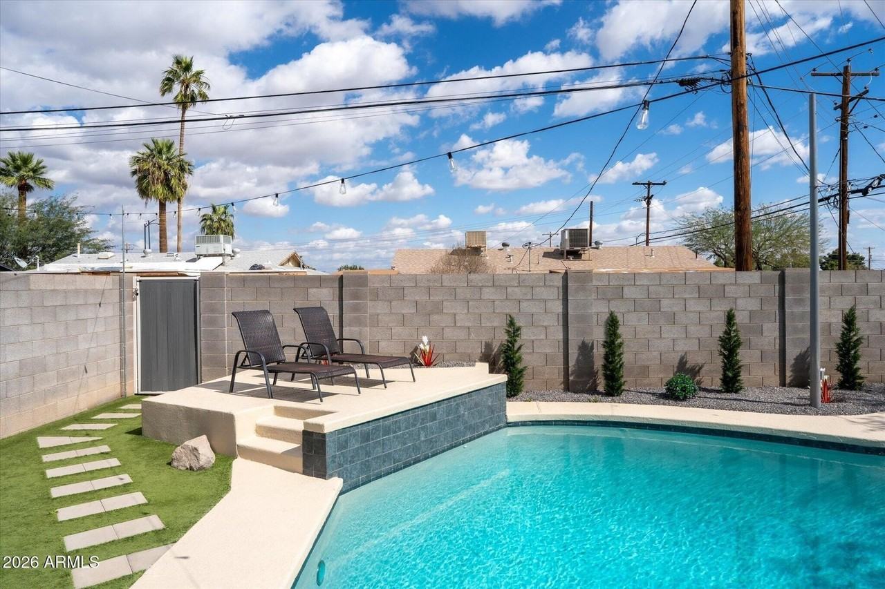 423 N 73rd Pl - Photo 5 of 50