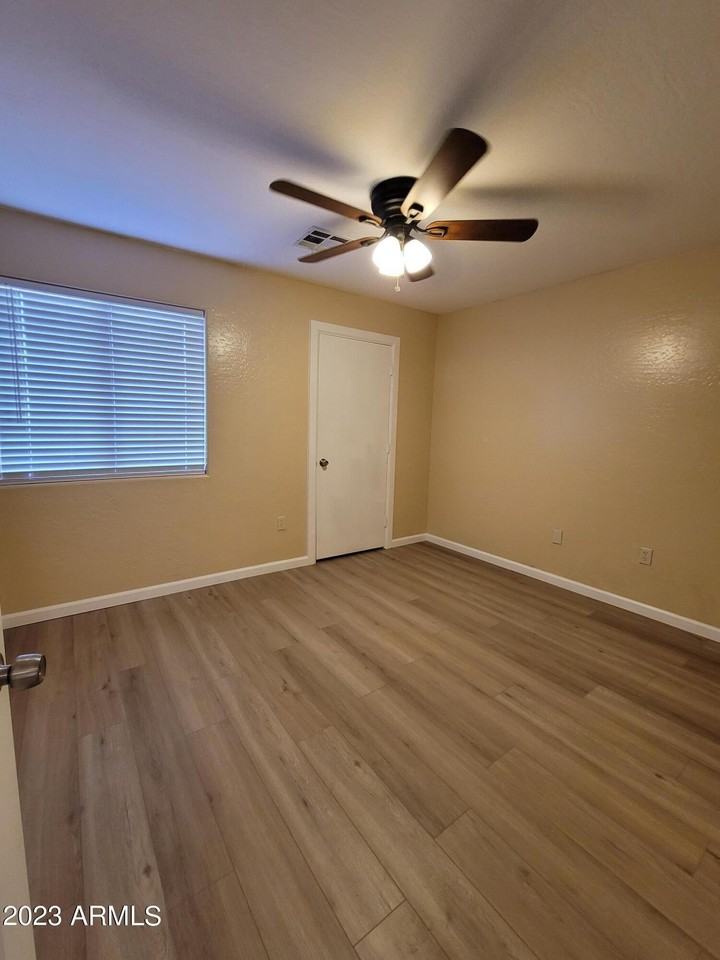 532 W 9th St Apt 101 #101 - Photo 4 of 9