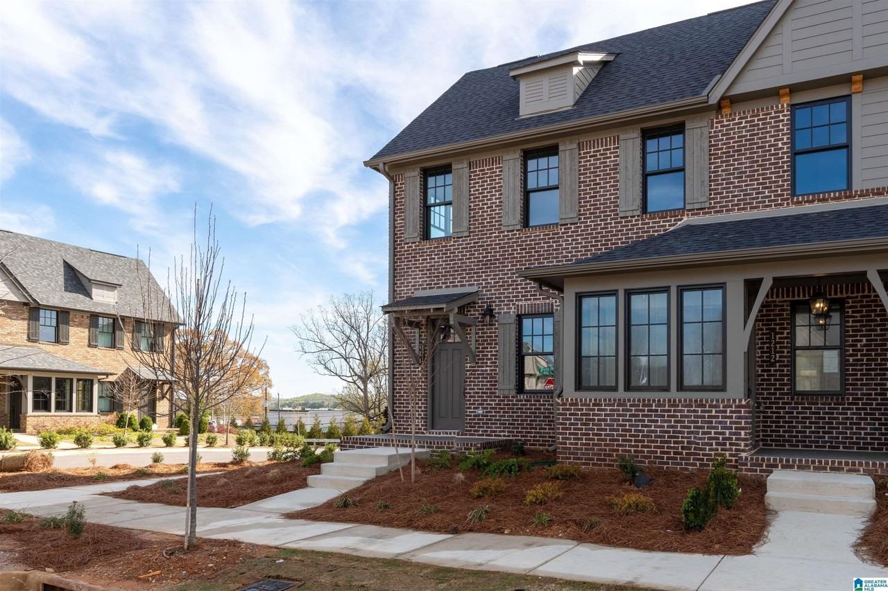 1214 Windsor Sq - Photo 3 of 27