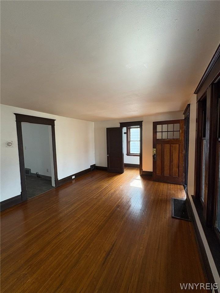 189 Westminster Ave - Photo 5 of 26