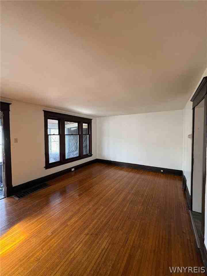 189 Westminster Ave - Photo 6 of 26