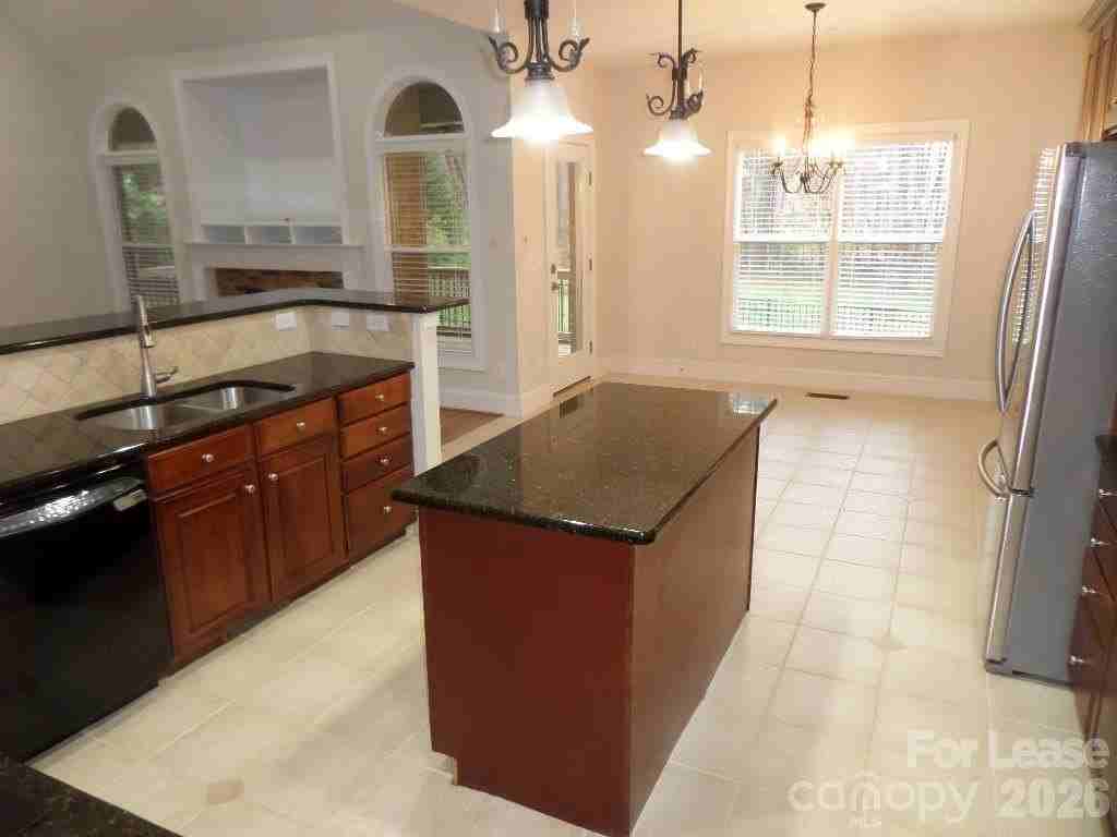 421 Greenbay Rd - Photo 4 of 17