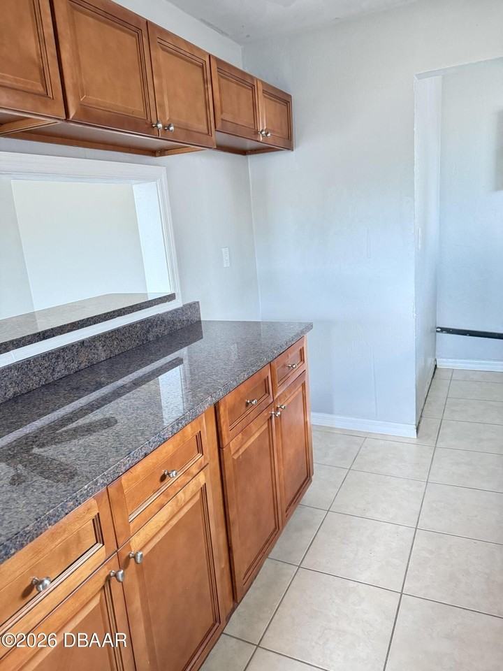 548 S Caroline St - Photo 4 of 15