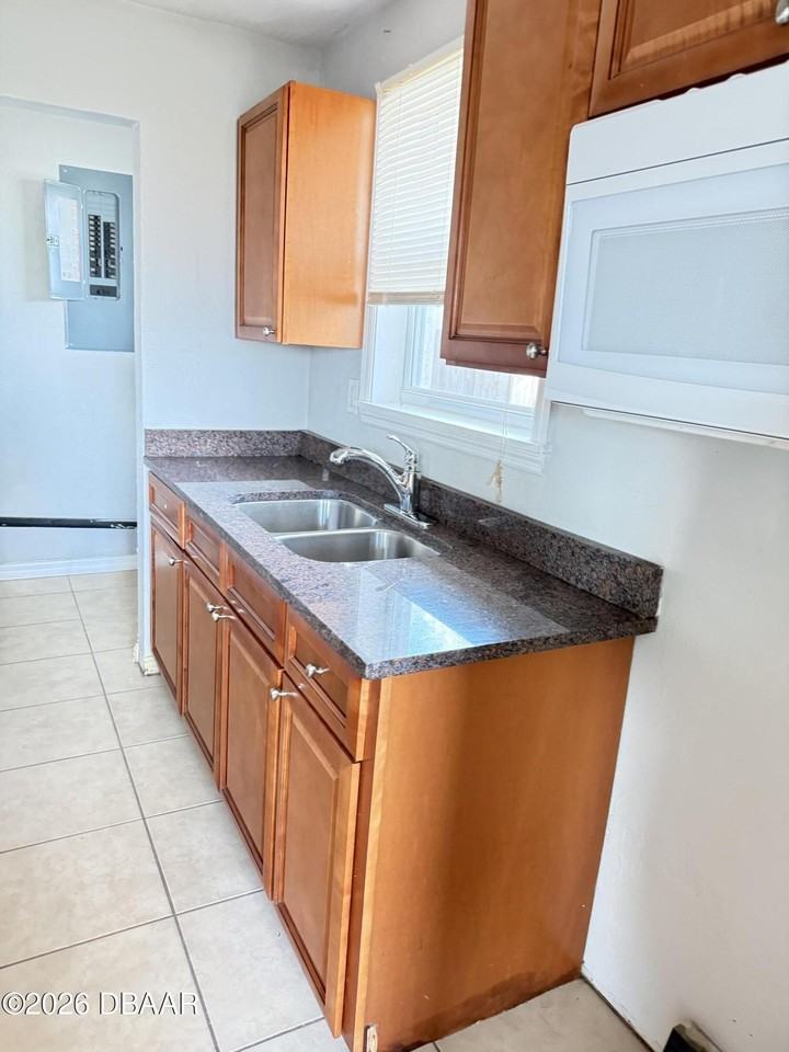 548 S Caroline St - Photo 5 of 15