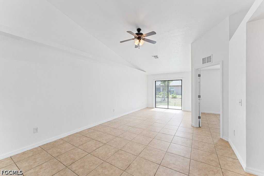 1054 Se 10th St - Photo 4 of 19