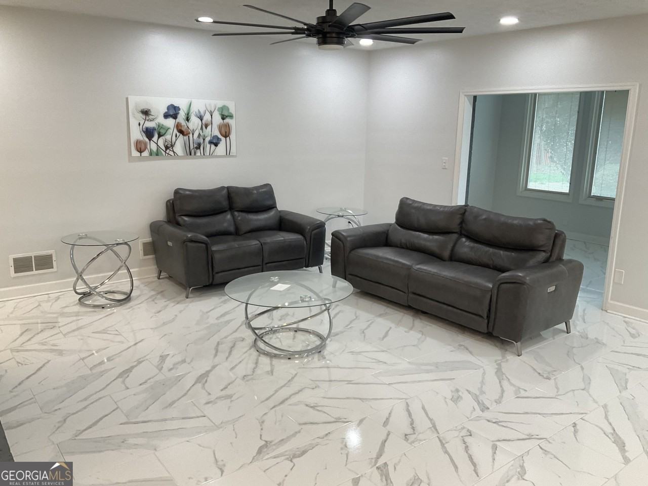 558 Kenwood Rd - Photo 4 of 22