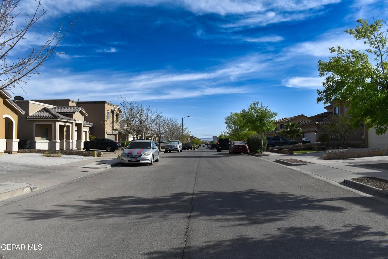 300 Saltford Dr - Photo 5 of 48