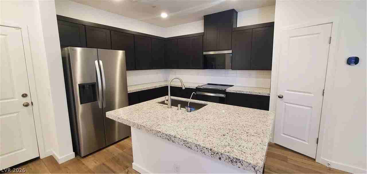 184 Wewatta Ave - Photo 2 of 32