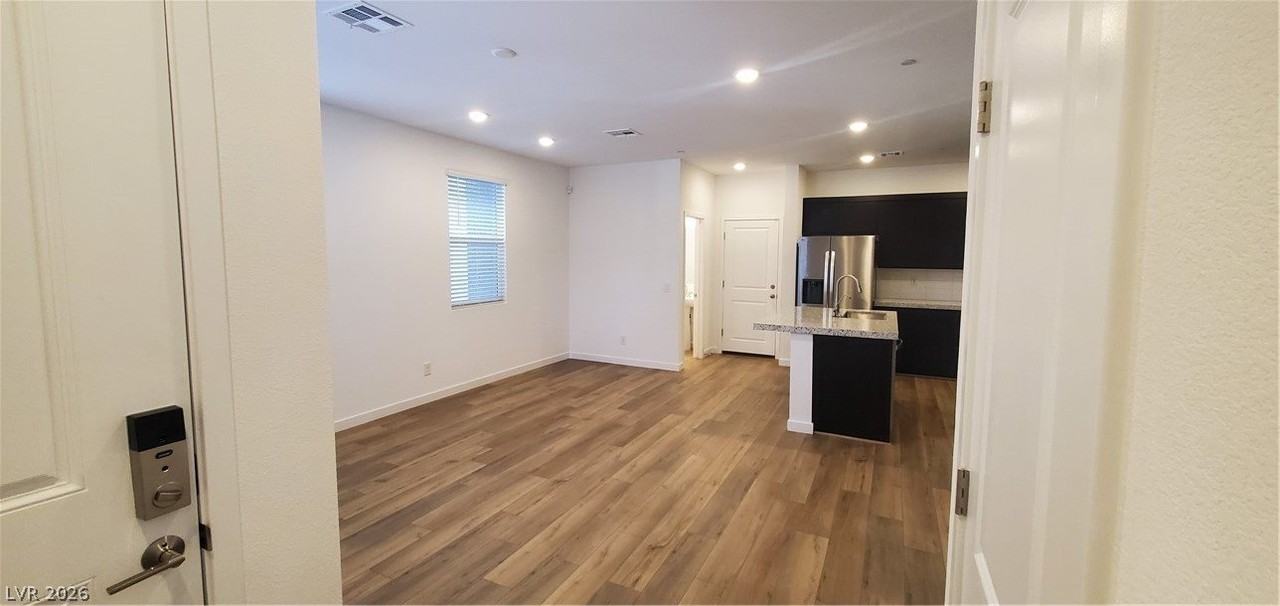 184 Wewatta Ave - Photo 3 of 32