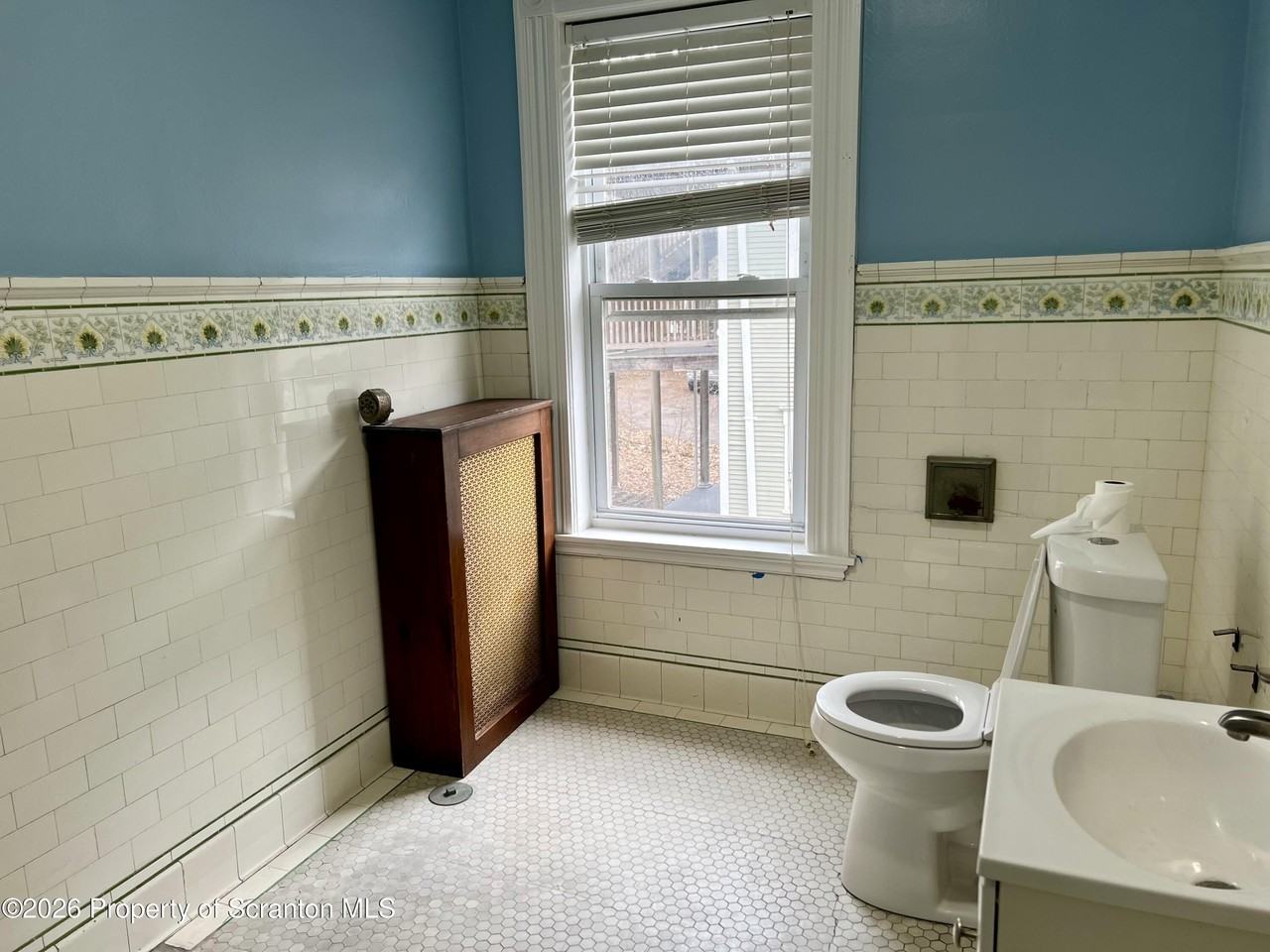 1528 Wyoming Ave - Photo 7 of 10