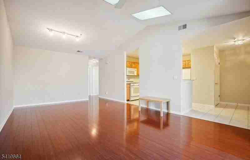 157 Potomac Dr - Photo 3 of 15