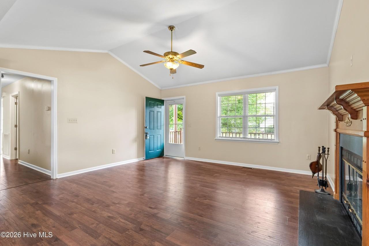 400 Kant Pl - Photo 5 of 24