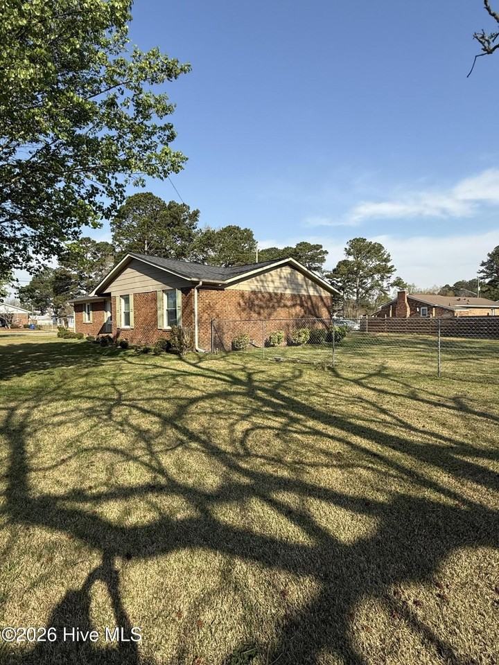 583 Main St - Photo 2 of 11