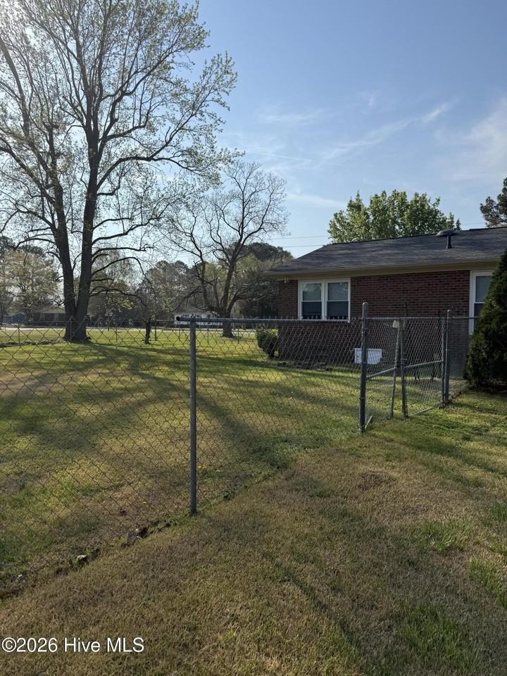 583 Main St - Photo 4 of 11