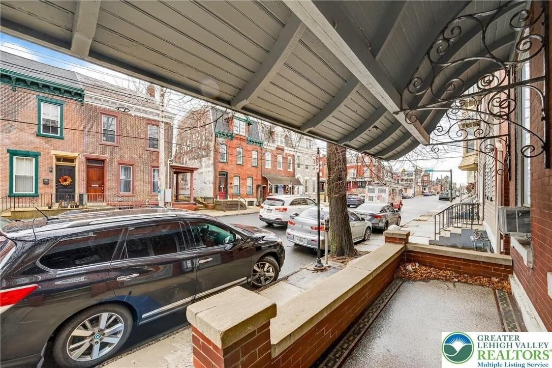 1139 W Linden St - Photo 3 of 26