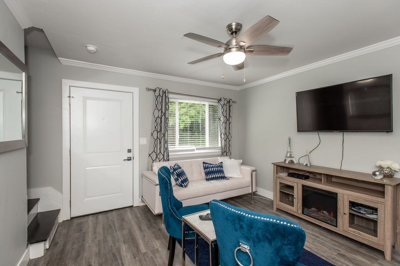 262 Irwin Pl - Photo 2 of 10